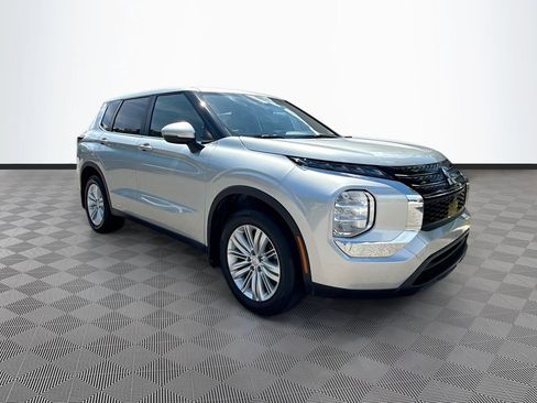 Used 2024 Mitsubishi Outlander ES FWD image 4