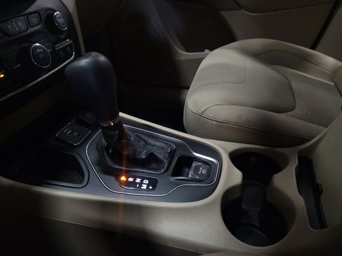 Used 2020 Jeep Cherokee Latitude FWD image 26