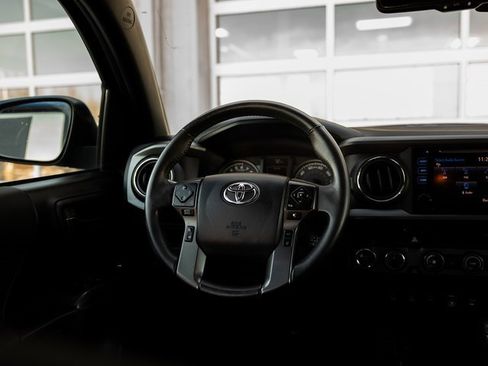 Used 2018 Toyota Tacoma TRD Sport image 11