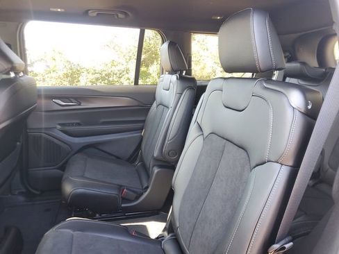 New 2025 Jeep Grand Cherokee L Altitude image 9