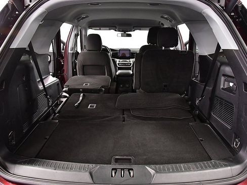 Used 2022 Ford Explorer XLT image 32