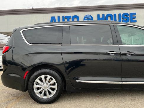 Used 2017 Chrysler Pacifica Touring-L image 40