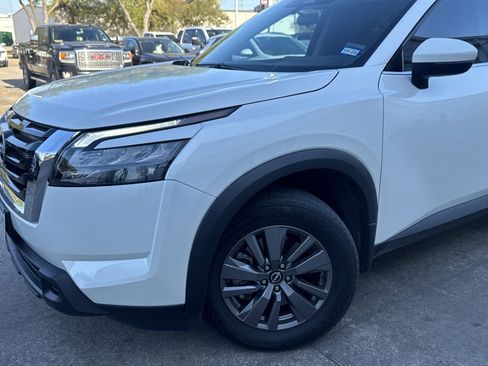 Used 2024 Nissan Pathfinder SV image 2