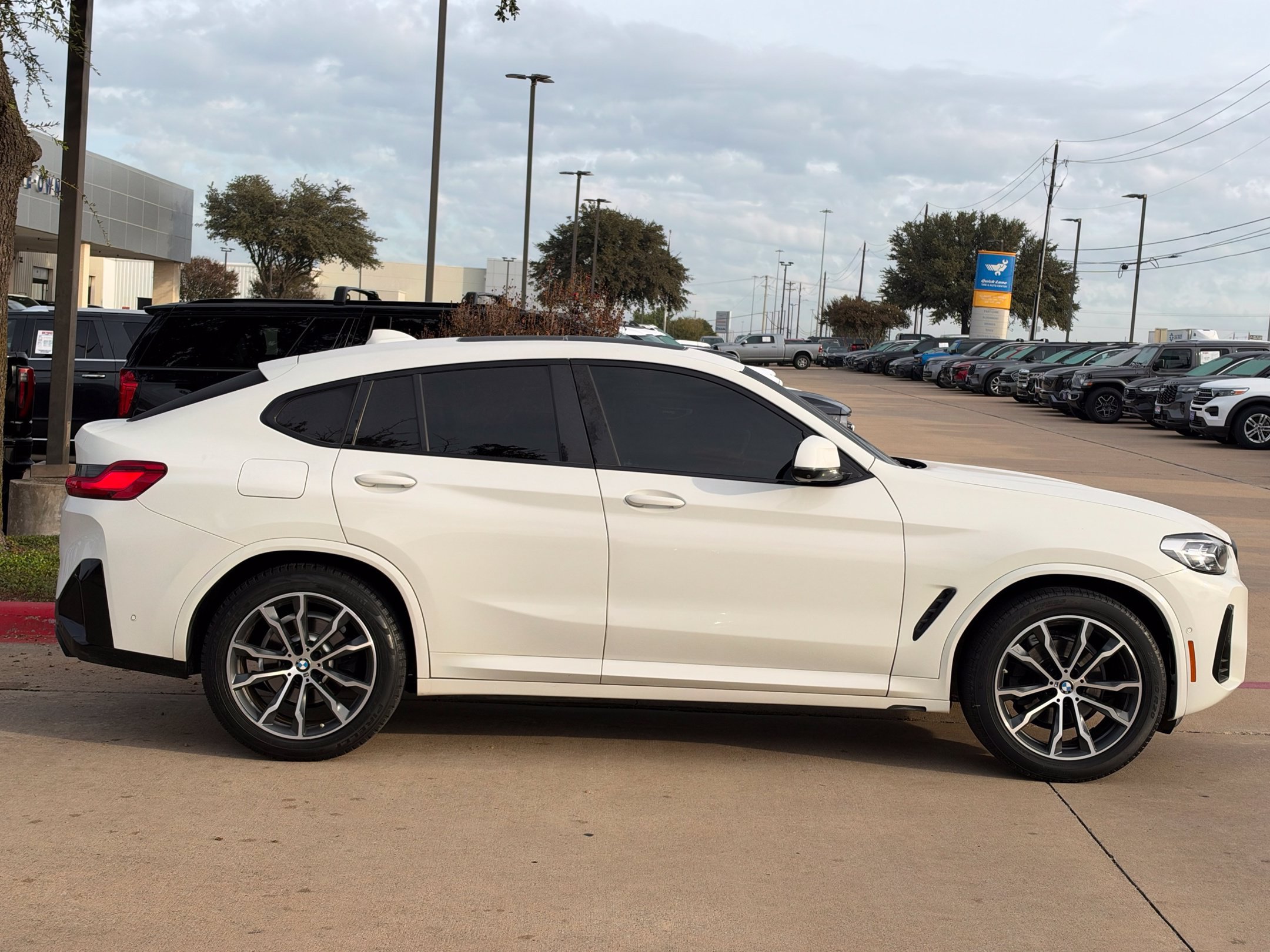 Used 2022 BMW X4 xDrive30i w/ M Sport Package 2 AWD/4WD image 4