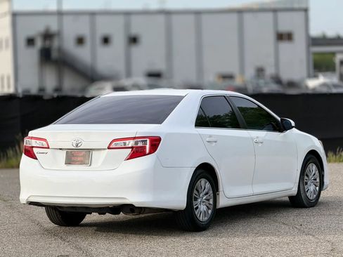 Used 2014 Toyota Camry L image 9