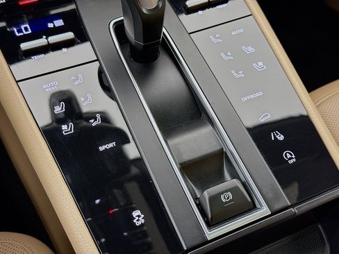 Certified 2023 Porsche Macan AWD/4WD image 21
