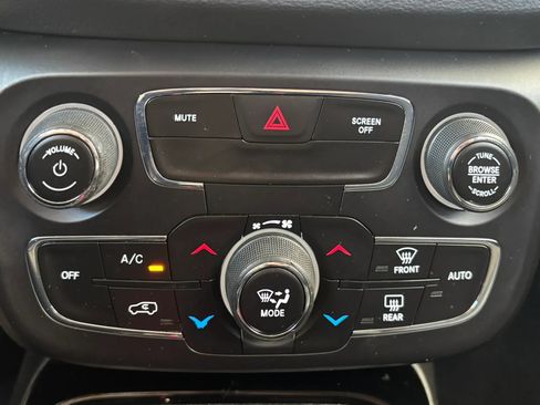 Used 2018 Jeep Compass Latitude w/ Popular Equipment Group FWD image 22