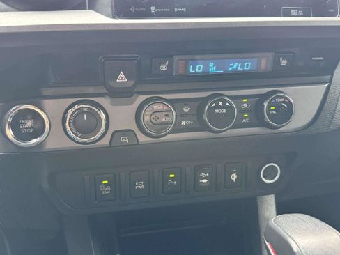 Used 2017 Toyota Tacoma TRD Off-Road w/ Premium & Technology Package AWD/4WD image 24