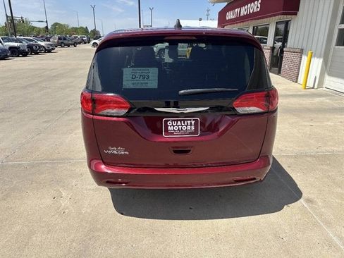 Used 2023 Chrysler Voyager LX FWD image 13