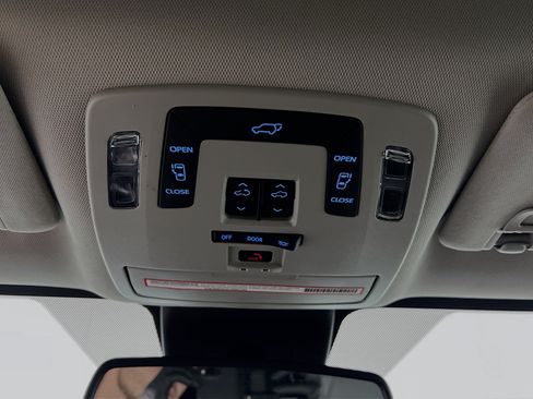 Used 2023 Toyota Sienna XLE FWD image 21