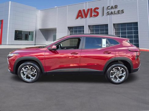 Used 2025 Chevrolet Trax LT w/ LT Convenience Package FWD image 10