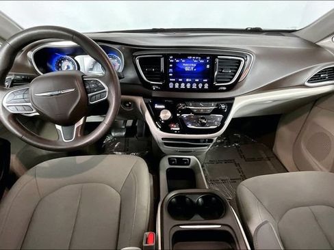 Used 2017 Chrysler Pacifica Touring Plus FWD image 19