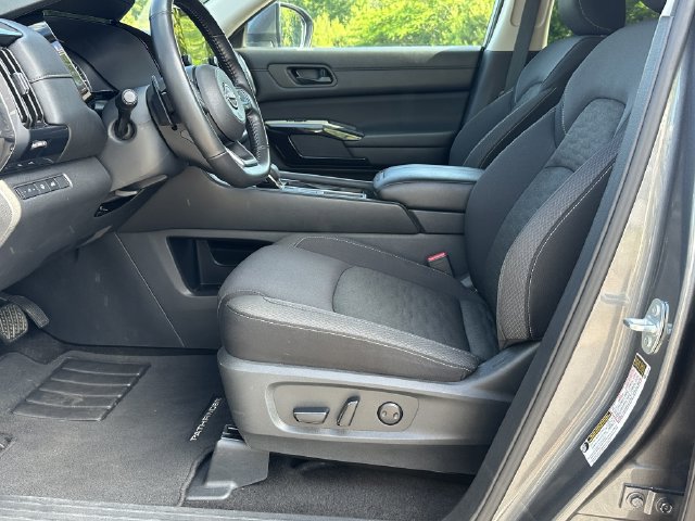 Certified 2025 Nissan Pathfinder SV FWD image 11