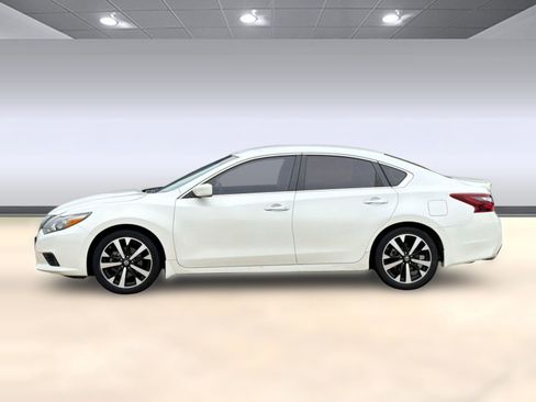 Used 2018 Nissan Altima 2.5 SR FWD image 2