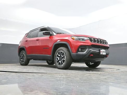Used 2025 Jeep Compass Trailhawk AWD/4WD image 47