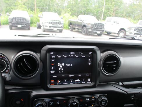 Certified 2022 Jeep Gladiator Sport AWD/4WD image 16