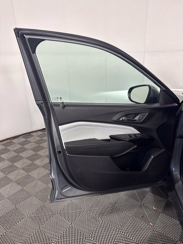 Used 2025 Chevrolet Trax LT FWD image 14