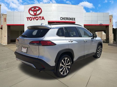 Used 2024 Toyota Corolla Cross XLE w/ Convenience Package image 5