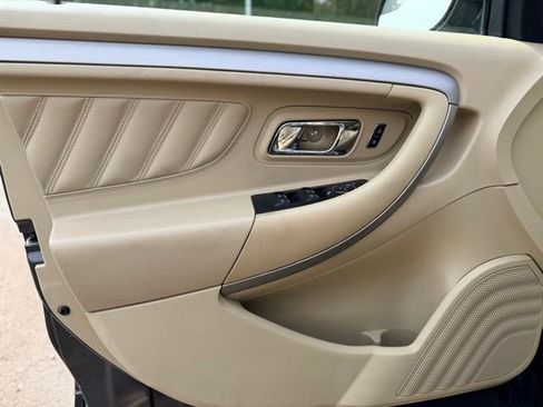 Used 2018 Ford Taurus SE FWD image 14