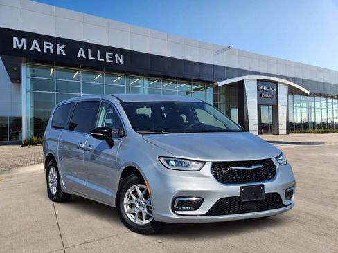 Used 2024 Chrysler Pacifica Touring-L FWD image 1