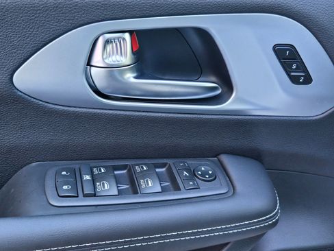 New 2026 Chrysler Pacifica Limited w/ Uconnect Theater Family Group image 19