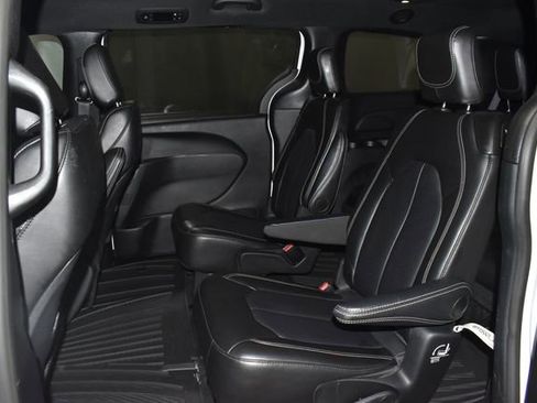 Certified 2025 Chrysler Pacifica Select image 31