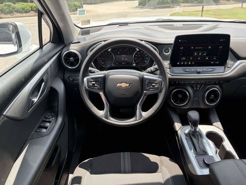 Used 2025 Chevrolet Blazer LT FWD image 2