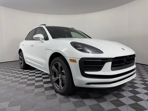 Certified 2026 Porsche Macan AWD/4WD image 7