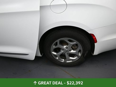 Used 2023 Chrysler Pacifica Limited FWD image 21