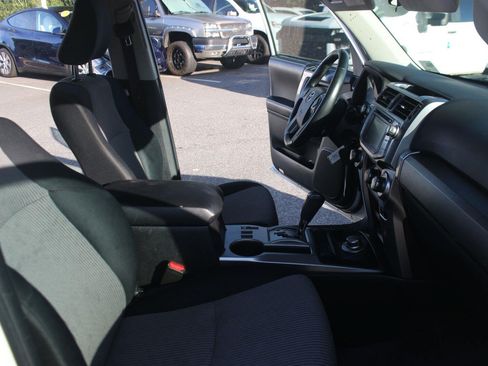 Used 2015 Toyota 4Runner SR5 AWD/4WD image 32
