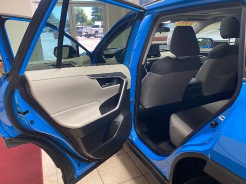 Used 2021 Toyota RAV4 XLE w/ Convenience Package FWD image 15