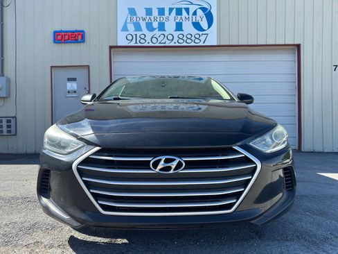 Used 2017 Hyundai Elantra SE image 4