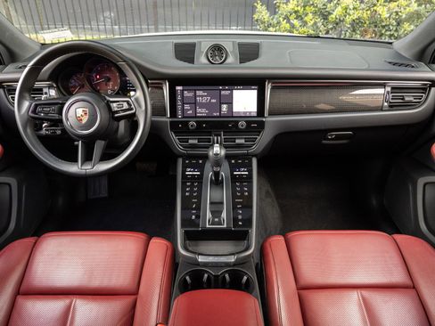 Certified 2023 Porsche Macan image 12
