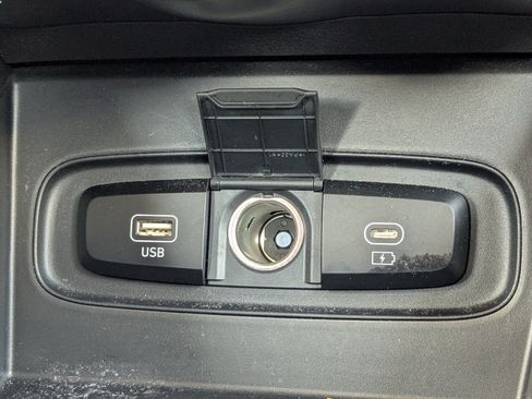 Used 2024 Hyundai Venue SEL FWD image 25