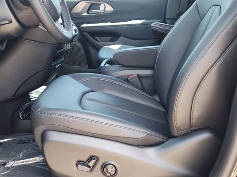 New 2025 Chrysler Pacifica Select w/ Fav Edition Package image 12