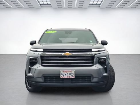 Used 2025 Chevrolet Traverse LT w/ Sun and Wheel Package FWD image 2