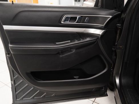 Used 2017 Ford Explorer XLT image 15