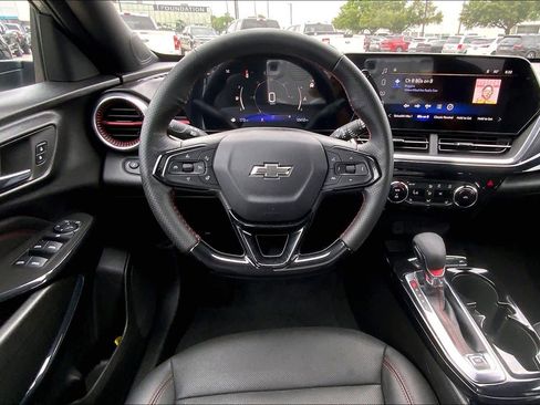 Used 2025 Chevrolet Trax RS FWD image 7