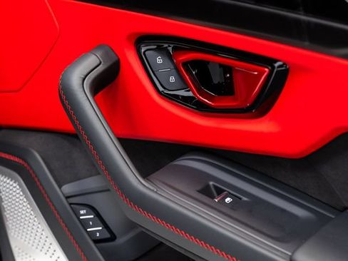Used 2025 Lamborghini Urus SE AWD/4WD image 42