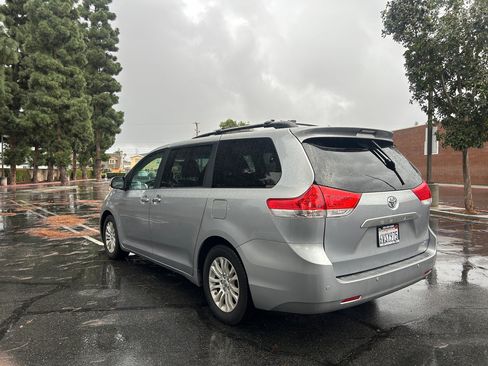 Used 2012 Toyota Sienna XLE image 24