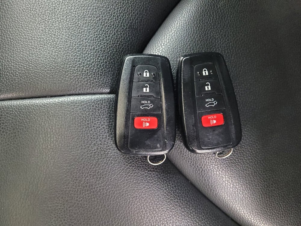 Used 2021 Toyota Highlander XLE AWD/4WD image 32