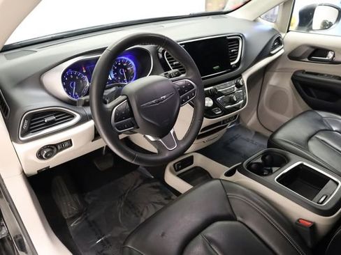 Used 2023 Chrysler Pacifica Touring-L image 12