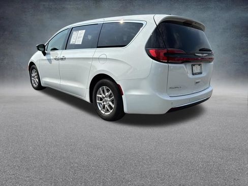 Used 2024 Chrysler Pacifica Touring-L FWD image 3