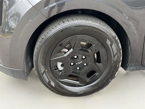 Used 2025 Kia Carnival FWD image 33