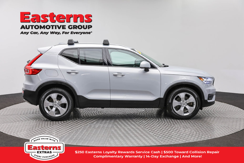 Used 2021 Volvo XC40 T4 Momentum FWD image 5