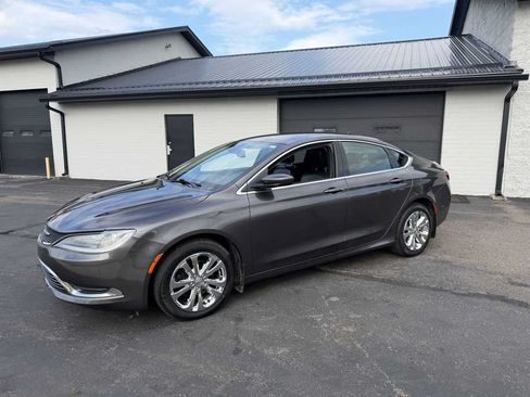 Used 2017 Chrysler 200 Limited Platinum w/ Comfort & Convenience Group FWD image 2