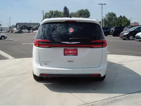 Used 2025 Chrysler Pacifica Select FWD image 4