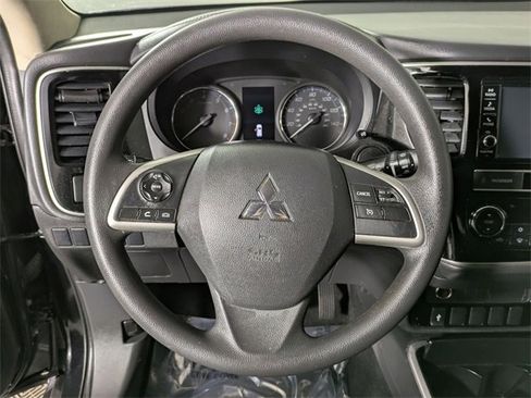 Used 2019 Mitsubishi Outlander ES image 17