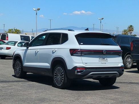 Used 2025 Volkswagen Taos SE FWD image 6