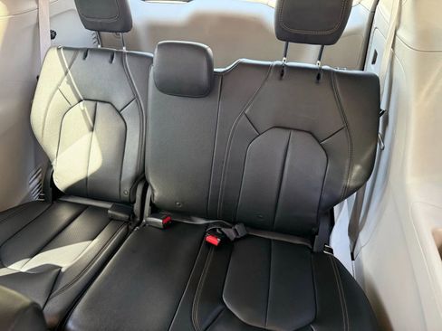 Used 2018 Chrysler Pacifica Touring-L FWD image 11